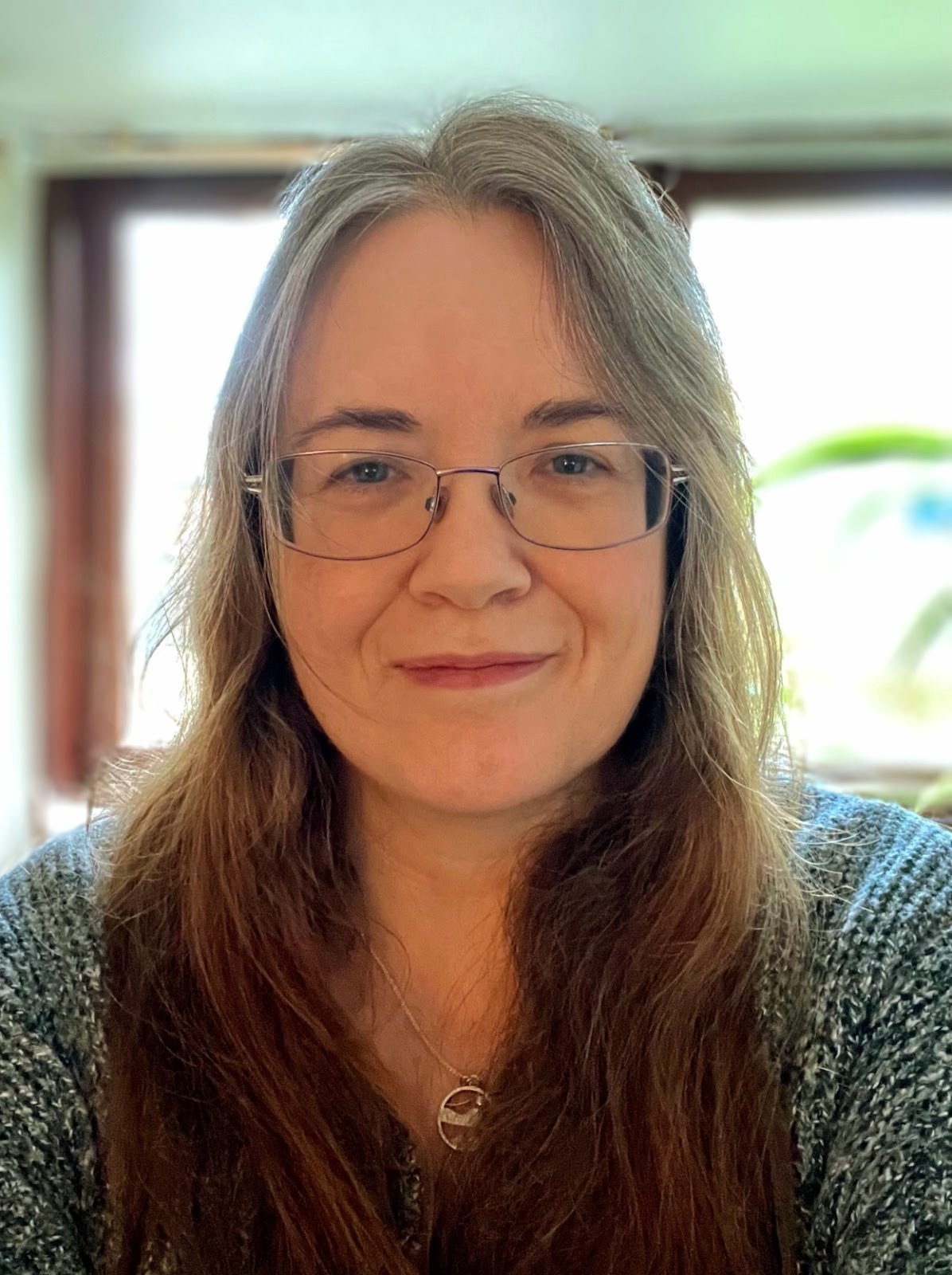 “I give English lessons lying down – and I’ve been told it feels like therapy” - Disabled woman shares how her unconventional job gave her some of life back